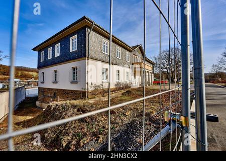 San Goarshausen, Germania. 12th Feb 2022. La costruzione è in corso sul pianoro di Loreley sopra il Reno vicino a St.Goarshausen. L'ex Turnerheim è stato trasformato in un edificio d'ingresso. La Valle del Patrimonio Mondiale auspica cambiamenti positivi dal Federal Garden Show (Buga) previsto qui nel 2029. Il Loreley sarà un punto di riferimento centrale per la mostra decentrata dei fiori. (A dpa: E lei ha pettinato i suoi capelli d'oro - New Loreley Wanted) credito: Thomas Frey/dpa/Alamy Live News Foto Stock