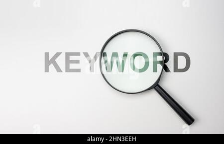 Informazioni sulla ricerca di parole chiave. Analisi delle parole chiave. Ricerca di parole chiave per SEO, ottimizzazione di Search Engine. Ricerca di dati di informazioni sulla rete Internet. SEO S Foto Stock