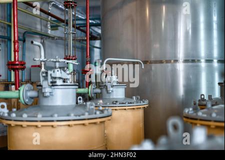 Moderne colonne filtranti in sabbia e carbone con pipeline rosse Foto Stock