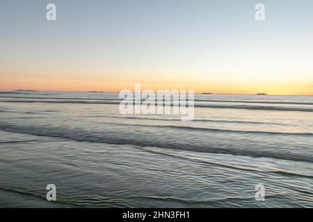 13 febbraio 2022: Il tramonto limpido a Silver Strand state Beach a Coronado, California, domenica 13th febbraio 2022 (Rishi Deka/Zuma Press). Il clima torrido ha attirato molti verso la famosa spiaggia di San Diego e i siti vicini, tra cui il molo di Imperial Beach, le isole Coronado, la spiaggia e la penisola di Coronado, il centro di San Diego, la baia di San Diego, le navi da crociera e le conchiglie in dollari d'argento. L'ondata di caldo nella California meridionale è ormai finita. (Credit Image: © Rishi Deka/ZUMA Press Wire) Foto Stock