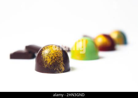 colorati bonbon al cioccolato messicano e ingredienti su sfondo bianco Foto Stock