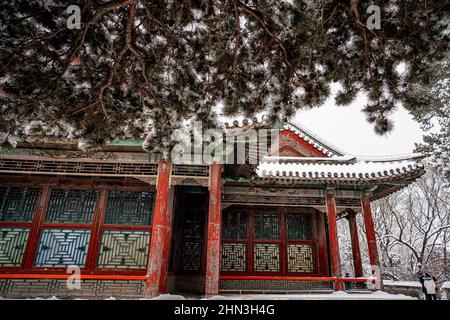 PECHINO, CINA - 13 FEBBRAIO 2022 - una vista del Palazzo d'Estate dopo la neve il 13 febbraio 2022 a Pechino. Foto Stock