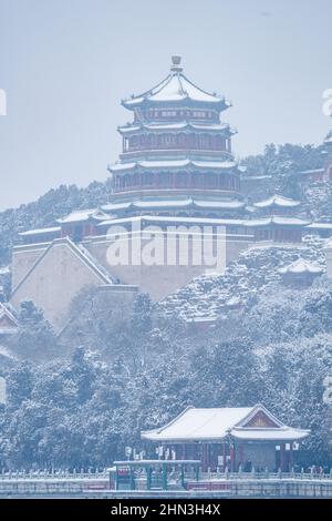 PECHINO, CINA - 13 FEBBRAIO 2022 - una vista del Palazzo d'Estate dopo la neve il 13 febbraio 2022 a Pechino. Foto Stock