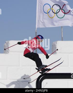 Zhangjiakou, Cina. 14th Feb 2022. Eileen GU della Cina compete nelle qualifiche di Slopestyle di Sci Freestyle della Donna alle Olimpiadi invernali di Pechino 2022 a Zhangjiakou, Cina lunedì 14 febbraio 2022. Foto di Bob strong/UPI . Credit: UPI/Alamy Live News Foto Stock