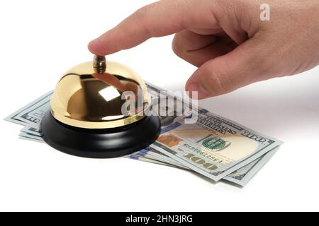 Premendo il pulsante di chiamata dito del servizio hotel e dollari bianco background.Concept hotel, viaggi e vacanze pagate Foto Stock