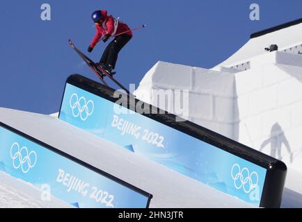 Zhangjiakou, Cina. 14th Feb 2022. Eileen GU della Cina compete nelle qualifiche di Slopestyle di Sci Freestyle della Donna alle Olimpiadi invernali di Pechino 2022 a Zhangjiakou, Cina lunedì 14 febbraio 2022. Foto di Bob strong/UPI . Credit: UPI/Alamy Live News Foto Stock