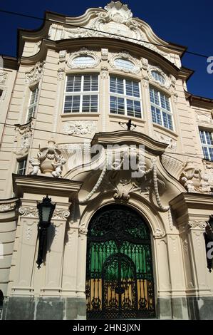 Reduta Bratislava, sala concerti barocca costruita nel 1773, decorazioni della facciata, vista parziale, ingresso laterale, Bratislava, Slovacchia Foto Stock