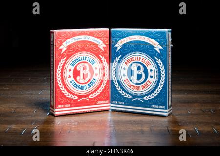 SAINT CLOUD, MINNESOTA - 11 FEBBRAIO, 2022: Due pacchi di carte da gioco Brybelly Elite si siedono su un tavolo di legno. Foto Stock