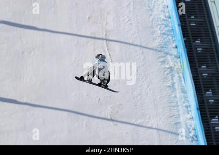 Shijingshan District, Cina. 14th Feb 2022. SHIJINGSHAN-DISTRETTO, CINA - FEBBRAIO 14: Noah Vicktor di Germania che gareggia sulla pista di qualificazione Big Air di Snowboard per uomini durante i Giochi Olimpici di Pechino 2022 al Big Air Shougang il 14 Febbraio 2022 nel distretto di Shijingshan, Cina (Foto di Iris van den Broek/Orange Pictures) NOCNSF Credit: Orange Pics BV/Alamy Live News Foto Stock