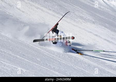 Zhangjiakou, Cina. 14th Feb 2022. Olympics, Ski Freestyle, Slopestyle, Qualification, Women at Genting Snow Park, Caroline Claire dagli USA si schianta. Credit: Angelika Warmuth/dpa/Alamy Live News Foto Stock