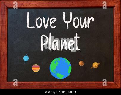 Ama il tuo pianeta. Citazione motivazionale sulla lavagna Foto Stock