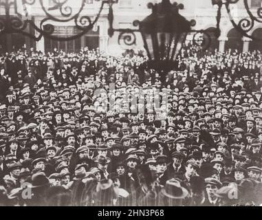 Proclamazione della Repubblica d'Irlanda in Mansion House, Dublino, Irlanda. Junuary 21, 1919 folla fuori Mansion House quando il Parlamento Sinn Fein si è riunito. Foto Stock