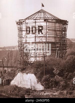 Foto d'epoca della crisi berlinese del 1961: Costruire il Muro il cartello della DDR si trova su una torre d'acqua presso i binari dei treni di Gesundbrunnen. Ottobre, 24, Foto Stock