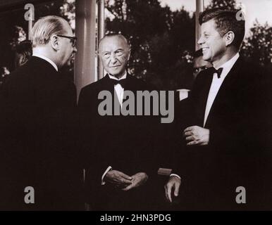 Foto d'epoca della crisi di Berlino del 1961: Costruire il Muro. Presidente e Cancelliere Konrad Adenauer Chat con il Dott. Heinrich von Brantano, Floor leader Foto Stock