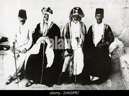 Foto d'archivio vintage di un Agente Occidentale in Costume locale con due ufficiali Turchi e un Vecchio Arabo. 1916-1918 questa fotografia è relativa al Foto Stock