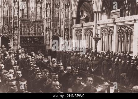 Foto d'epoca dei soldati americani nella cattedrale di Winchester, Inghilterra, il giorno in cui fu firmato l'armistizio. Gran Bretagna. 11.11.1918 Foto Stock