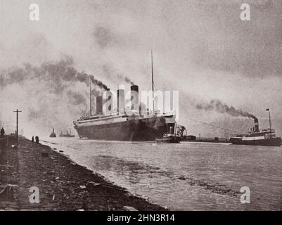 La foto d'epoca dell'RMS 'Titanic' dal porto di Southampton parte per New York. Aprile 1912 Towing the Liner Titanic dal porto di Southampton. Foto Stock