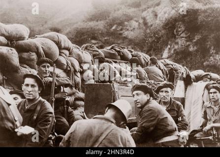 Foto d'archivio della Guerra civile spagnola. Miliziani repubblicani dietro i sacchi di sabbia (Battaglia di Irún). Spagna. 1936 Foto Stock