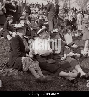Foto d'epoca della vita americana nel 1940s. Spettatori della gara Point-to-Point Cup del Maryland Hunt Club. Worthington Valley, vicino Glyndon, Maryla Foto Stock