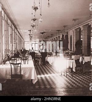 Foto d'epoca dell'interno della sala da pranzo dell'Hotel Stephanie a Baden Baden. Germania. 1908 Foto Stock