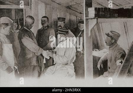 Cartolina d'epoca della prima Guerra Mondiale prigioni tedesche di guerra. I tedeschi feriti partono in un campo carcerario dietro il fronte. 1917 Foto Stock