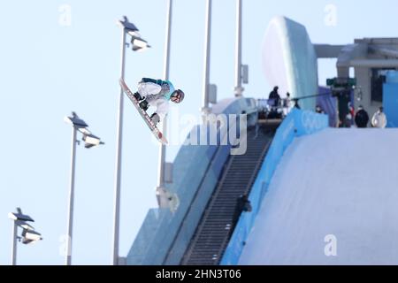 Shijingshan District, Cina. 14th Feb 2022. SHIJINGSHAN-DISTRETTO, CINA - FEBBRAIO 14: Matthew Cox dell'Australia che gareggia nella corsa di qualificazione di Big Air di Snowboard degli uomini durante i Giochi Olimpici di Pechino 2022 al Big Air Shougang il 14 febbraio 2022 nel distretto di Shijingshan, Cina (Foto di Iris van den Broek/Orange Pictures) NOCNSF Credit: Orange Pics BV/Alamy Live News Foto Stock