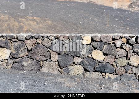 Recinzione in pietra lavica in paesaggio volvanico. La Palma, Isole Canarie Foto Stock