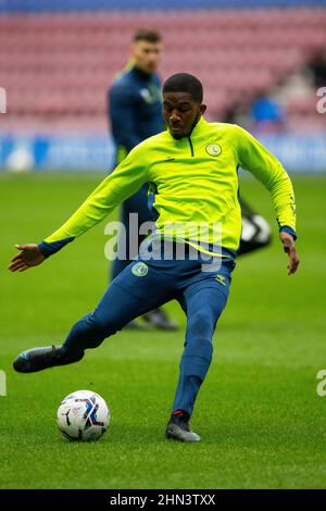 Daniel Kanu di Charlton Athletic si riscalda in campo prima della partita della Sky Bet League One al DW Stadium di Wigan. Data foto: Sabato 12 febbraio 2022. Foto Stock