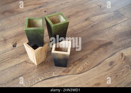 Pentole di legno alto fiore in legno naturale interno con mobili in legno naturale e pavimento in rovere Foto Stock