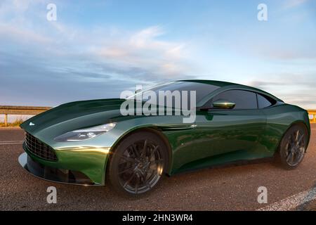 Aston Martin DB11 sullo sfondo di architettura monumentale Foto Stock