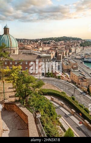 Zona portuale vista dal centro storico di Ancona, Marche, Italia Foto Stock