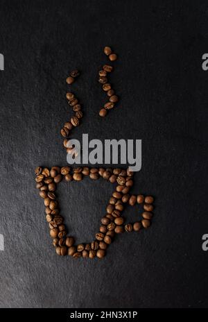 tazza di caffè rivestita con chicchi di caffè. pubblicità creativa per il caffè. pausa. da asporto Foto Stock