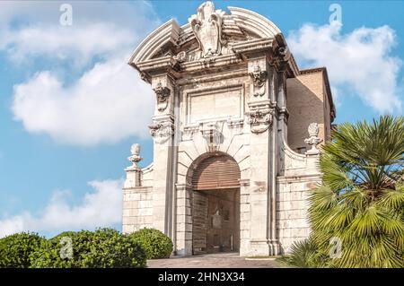 Porta Pia sul porto di Ancona, Italia, costruita alla fine del Settecento in onore di Papa Pio VI, dal quale prende il nome. Foto Stock