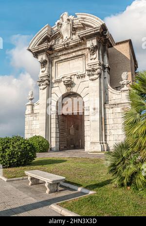 Porta Pia sul porto di Ancona, Italia, costruita alla fine del Settecento in onore di Papa Pio VI, dal quale prende il nome. Foto Stock