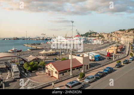 Porto e centro storico di Ancona, Marche, Italia Foto Stock