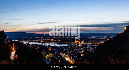 Paesaggio urbano di Coblenza con fiume Reno al crepuscolo, Germania, Europa Foto Stock
