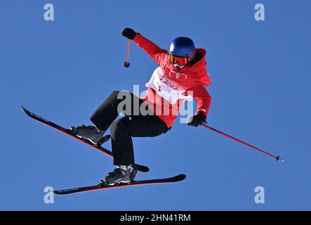 Zhangjiakou, la provincia cinese di Hebei. 14th Feb 2022. GU ailing of China compete durante la qualificazione femminile di slopestyle freeski di Pechino 2022 Olimpiadi invernali al Genting Snow Park a Zhangjiakou, provincia Hebei della Cina settentrionale, 14 febbraio 2022. Credit: Guo Cheng/Xinhua/Alamy Live News Foto Stock