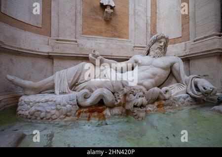 Vista panoramica di un'antica scultura di Marforio contro il Museo Capitolino Palazzo nuovo in Italia Foto Stock