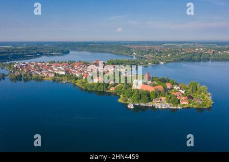 Vista della cattedrale di Ratzeburg sul lago Ratzeburg in estate. Schleswig-Holstein, Germania Foto Stock