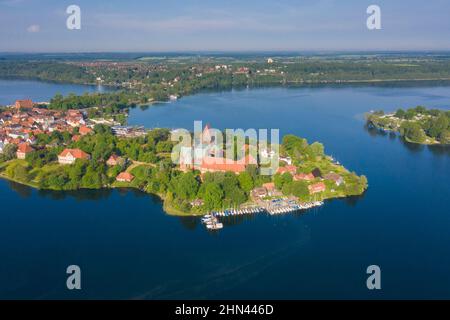 Vista della cattedrale di Ratzeburg sul lago Ratzeburg in estate. Schleswig-Holstein, Germania Foto Stock