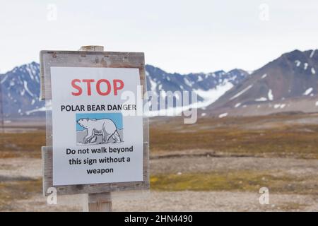 Orso polare (Ursus maritimus), segnale di avvertimento. NY Alesund, Svalbard, Norvegia Foto Stock