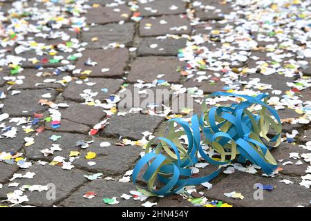 streamers e confetti a terra durante il carnevale di febbraio Foto Stock