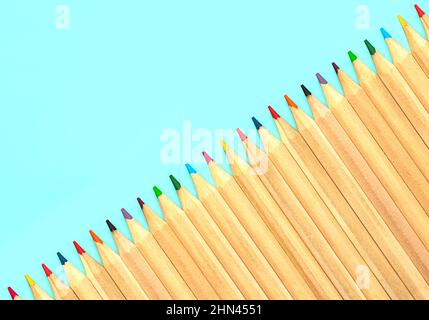 Matite di legno colorate e con spazio di copia per la vostra immagine o testo su sfondo blu Foto Stock