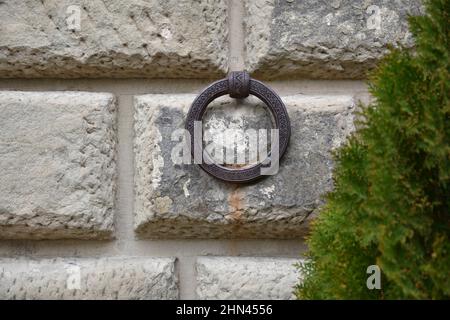 Vecchio anello di ferro battuto per legare i cavalli. Greve in Chianti, Italia Foto Stock