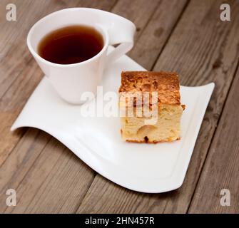 Tazza di tè con gustosa torta di mele Foto Stock