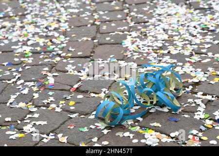 streamers e confetti a terra durante il carnevale di febbraio Foto Stock