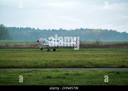 Velivolo a motore singolo che gira su campo aereo Foto Stock