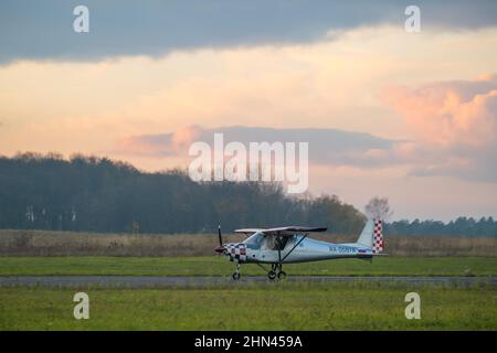 Velivolo a motore singolo che gira su campo aereo Foto Stock