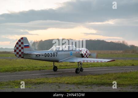 Aerei a motore singolo che cavalcano insieme su un campo aereo Foto Stock