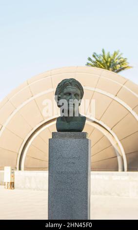 Alessandro il Grande di Grecia statua sullo sfondo di cielo blu e palme nella città di Alessandria, Egitto Foto Stock